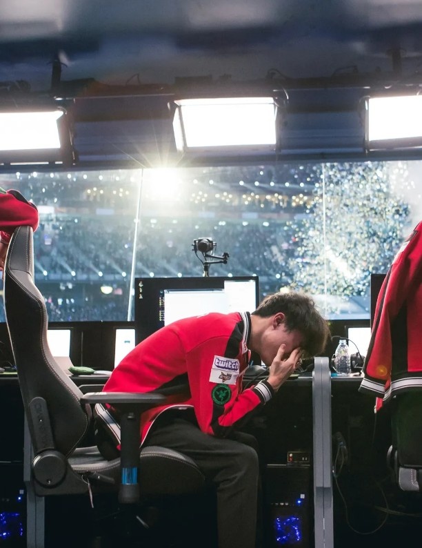 赛事官方分享Faker历年S赛决赛阶段照片：GOAT