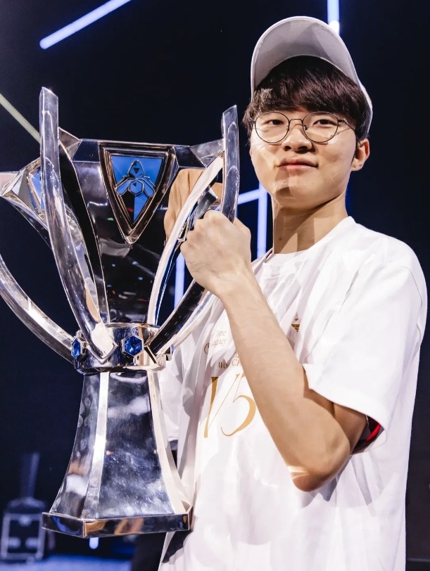 赛事官方分享Faker历年S赛决赛阶段照片：GOAT